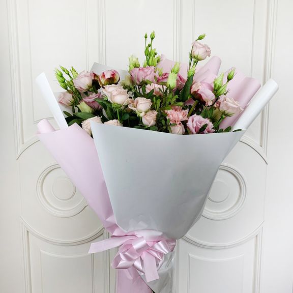 Букет цветов с пионами, кустовыми розами, гвоздикой и лизиантусом