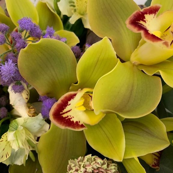 Экзотический букет орхидеи с артишоком
