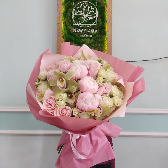 Букет роз с пионами и орхидеей