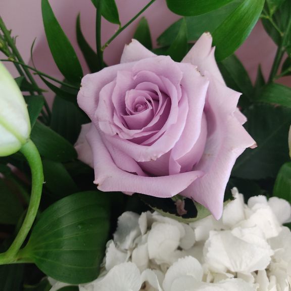 Букет роз с гортензией и лизиантусом