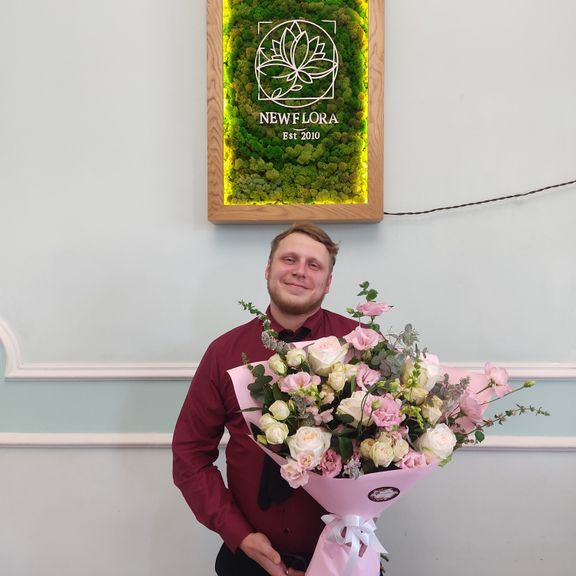Букет роз с лизиантусом, эвкалиптом, мятой и антирринумом