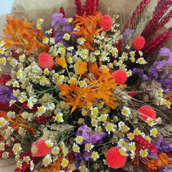 Букет сухоцветов с орнитогалумом, ромашкой, рожью и краспедией