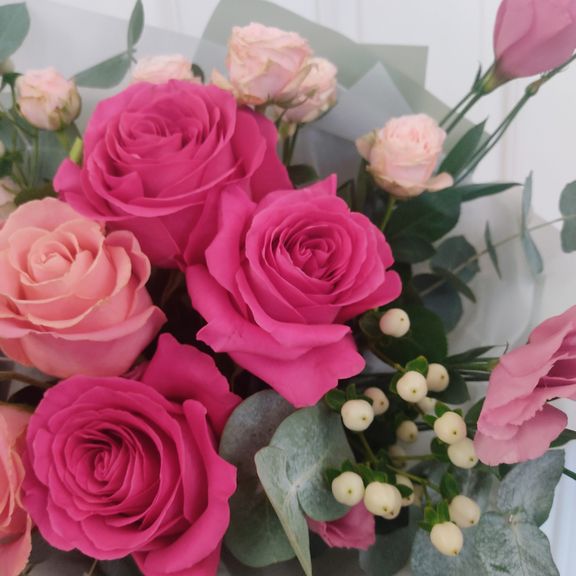 Букет роз с лизиантусом и гиперикумом