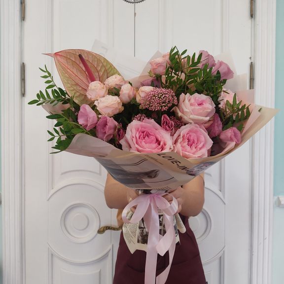 Букет пионовидных роз с лизиантусом