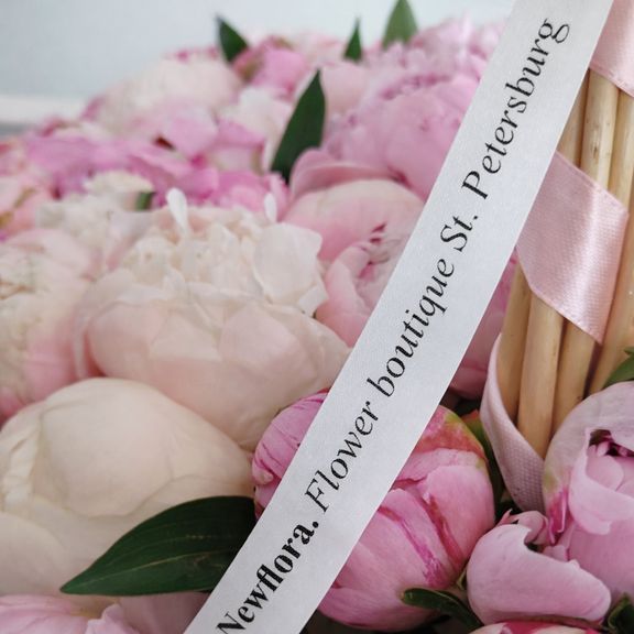 Корзина из 501 розового пиона