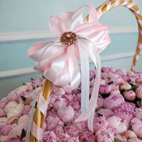 Корзина из 501 розового пиона