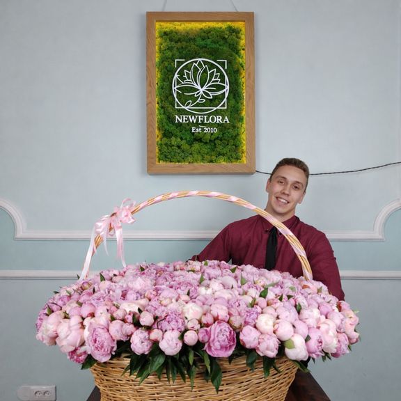 Корзина из 501 розового пиона
