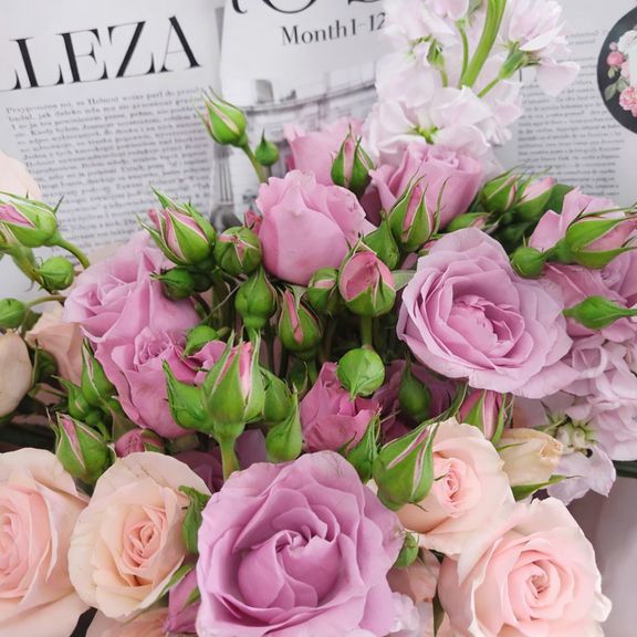 Букет 7 кустовых роз с маттиолой