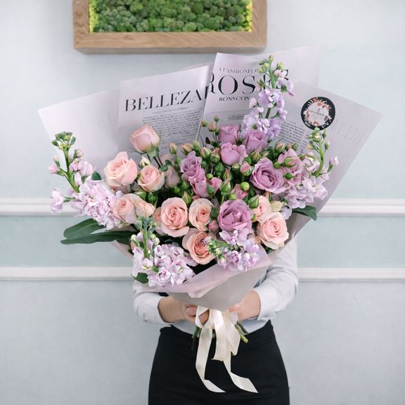 Букет 7 кустовых роз с маттиолой