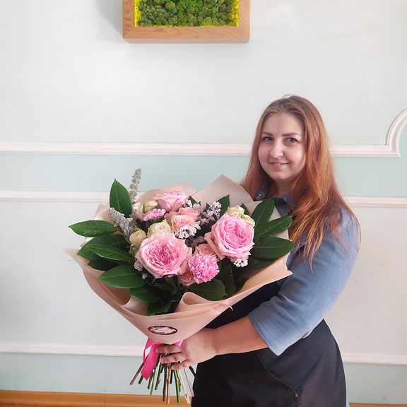 Букет роз с гвоздикой и статицей