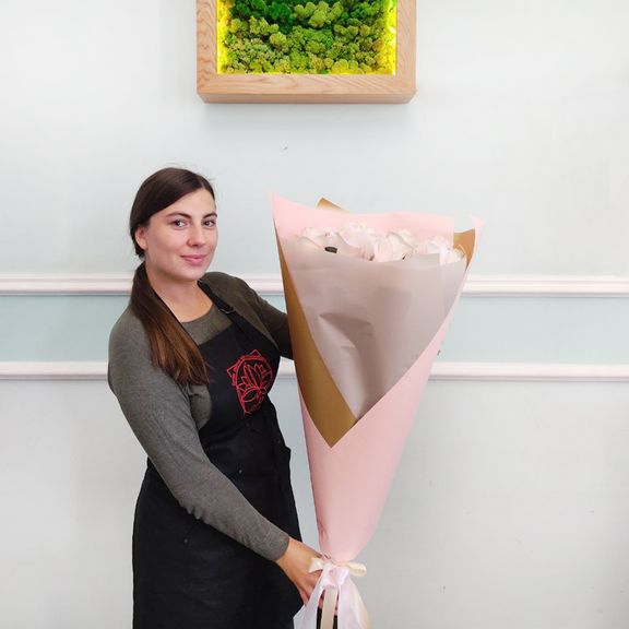 Букет 17 нежно-розовых роз высотой 100см