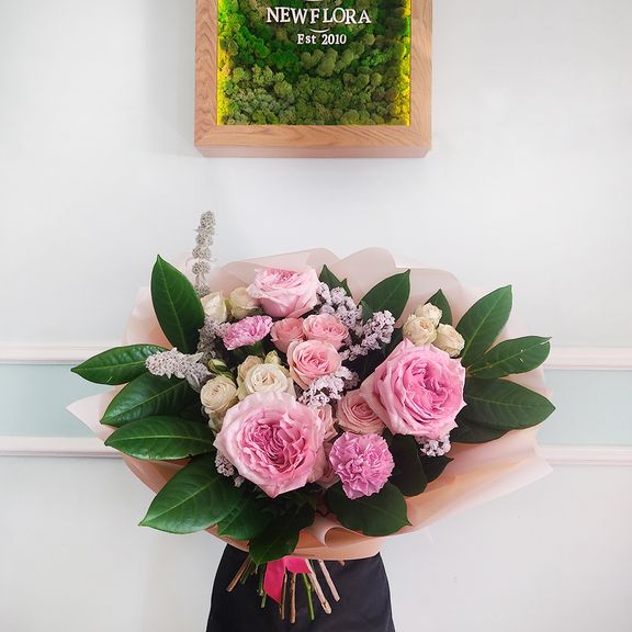 Букет роз с гвоздикой и статицей