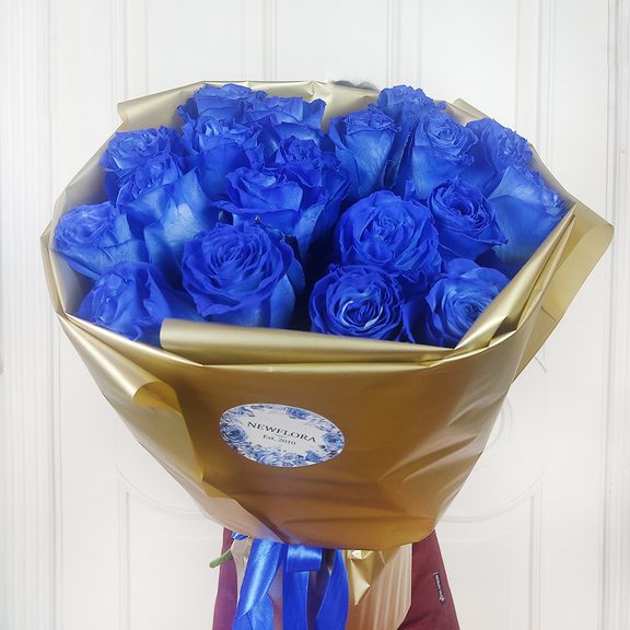 Букет 19 синих роз в золотой упаковке