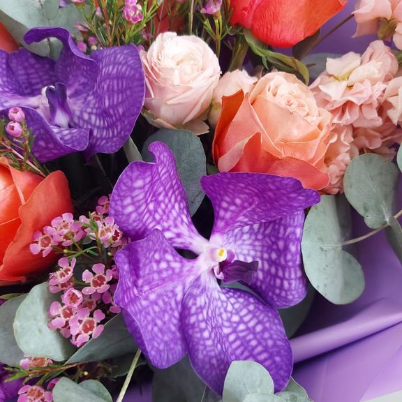 Букет орхидеи ванды с розами и маттиолой