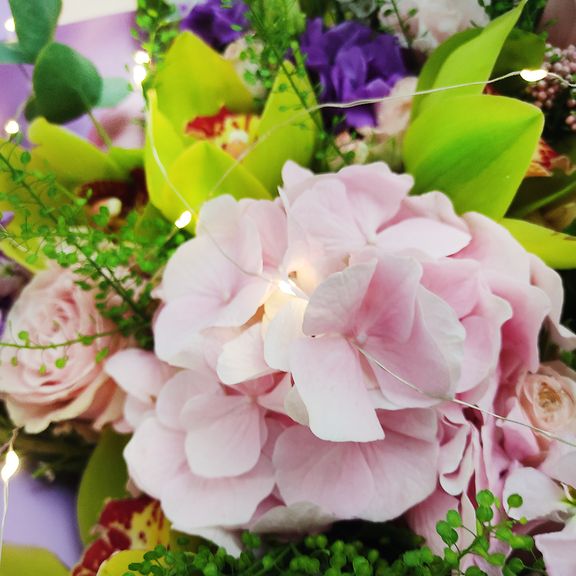 Букет роз с маттиолой, орхидеями, эвкалиптом, лизиантусом и пионами