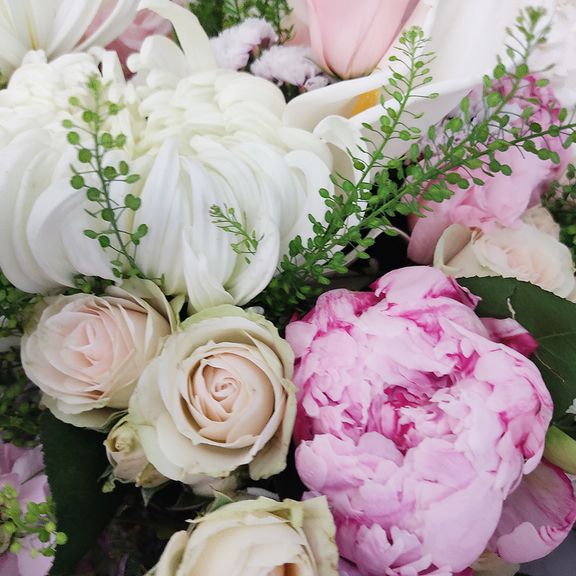 Букет роз с пионами, маттиолой, каллами, гортензией, тласпи и хризантемой