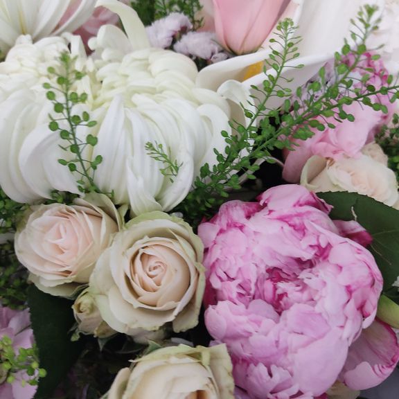 Букет роз с пионами, гортензией и хризантемой