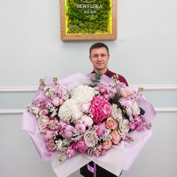 Букет пионов с гортензией и маттиолой