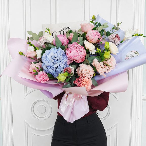 Букет пионов с гортензией, лизиантусом и гвоздикой