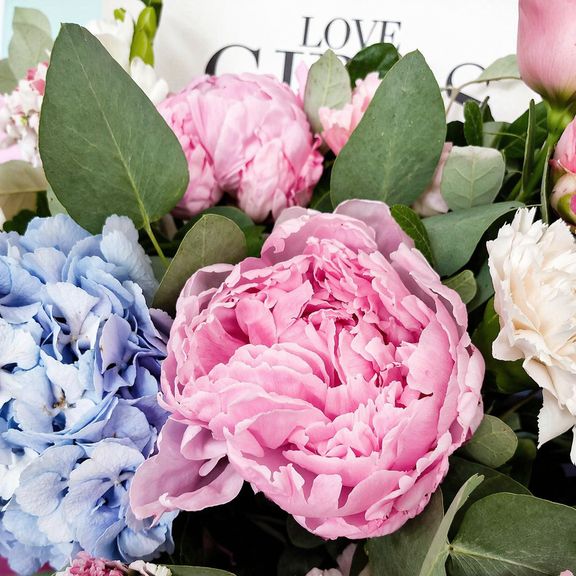 Букет пионов с гортензией, лизиантусом и гвоздикой
