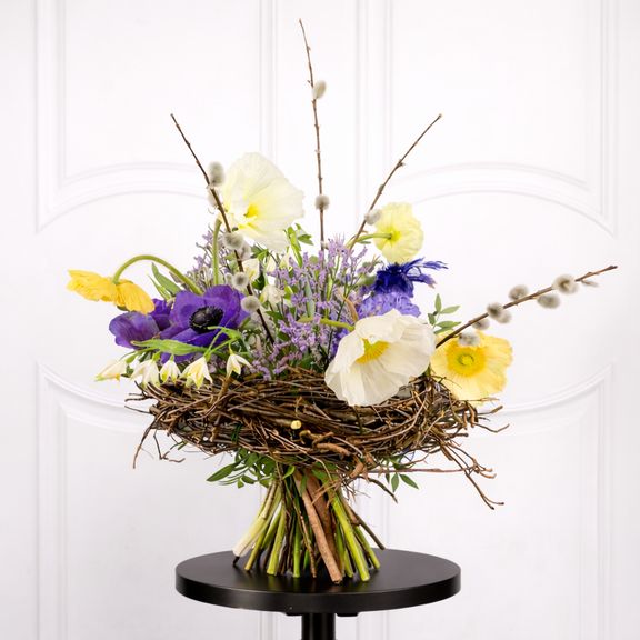 Букет с маками, белоцветником, вербой и перьями