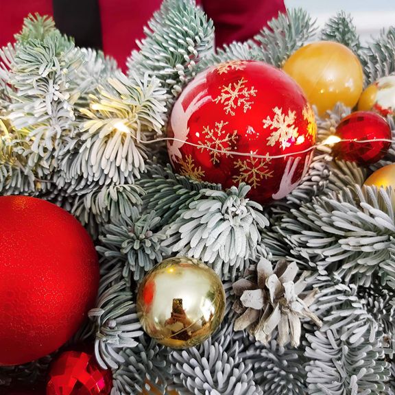 Новогодняя композиция с нобилисом, шарами и шишками