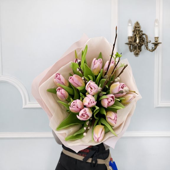Букет из 15 розовых тюльпанов с вербой
