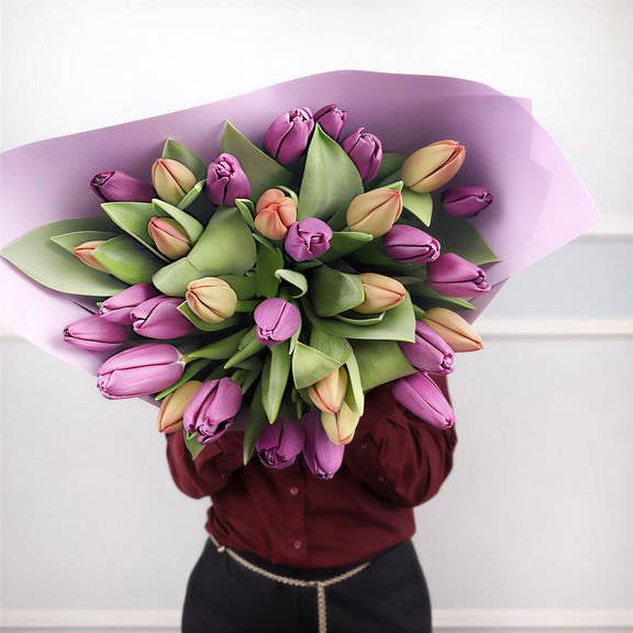 Букет из 31 красного и фиолетового тюльпана