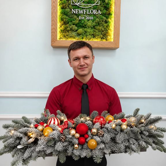 Новогодняя композиция с нобилисом, шарами и шишками