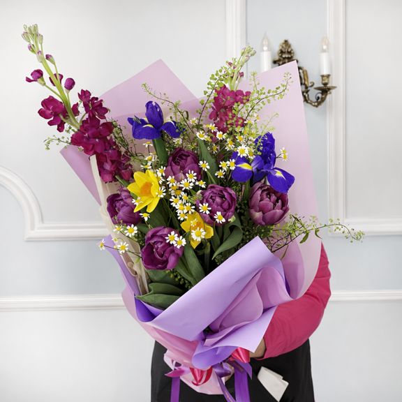 Букет из тюльпанов, ирисов, нарциссов, матрикарии и маттиолы