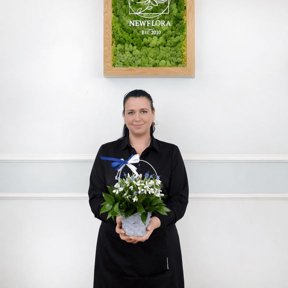 Корзинка 51 подснежник с синими мускари