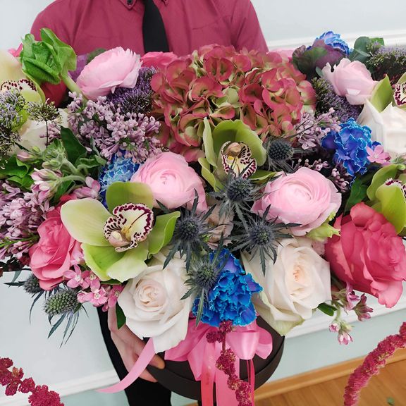 Шляпная коробка с гвоздиками, розами, амарантами, ранункулюсами и сиренью