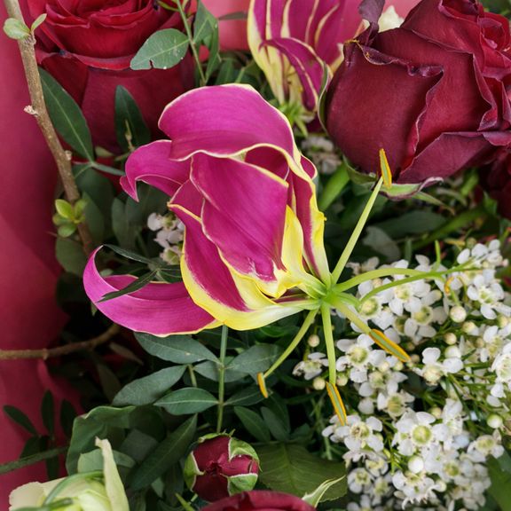 Букет из роз с глориозой, фисташкой, лизиантусом и ветками вишни