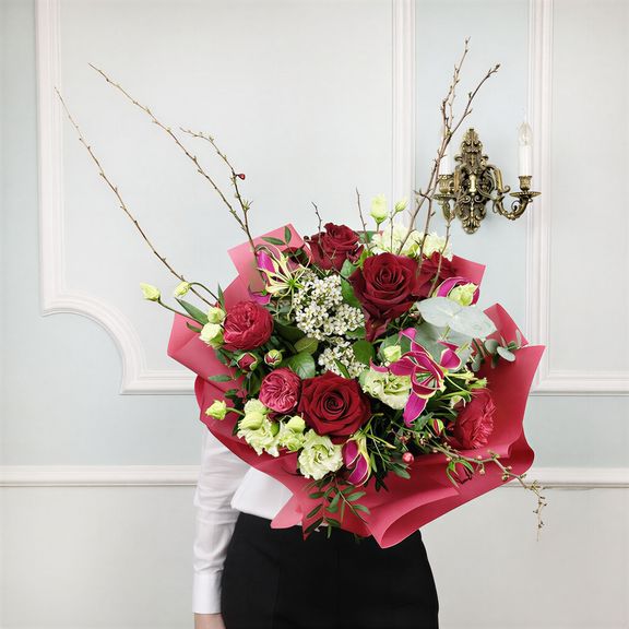 Букет из роз с глориозой, фисташкой, лизиантусом и ветками вишни