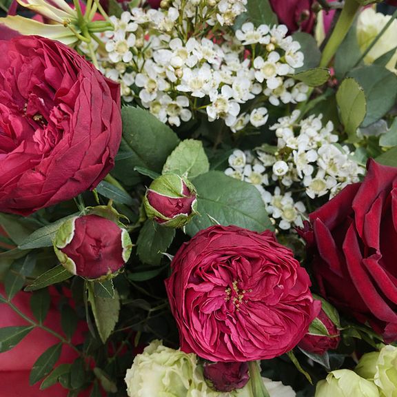 Букет из роз с глориозой, фисташкой, лизиантусом и ветками вишни