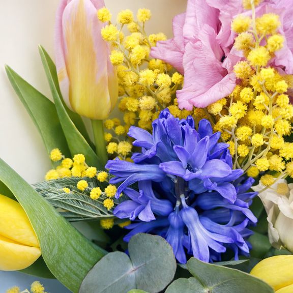 Букет тюльпанов с гиацинтом, мимозой и лизиантусом