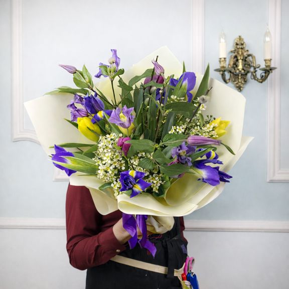 Букет из тюльпанов с ирисами, клематисом, ваксфлауэр и вербой