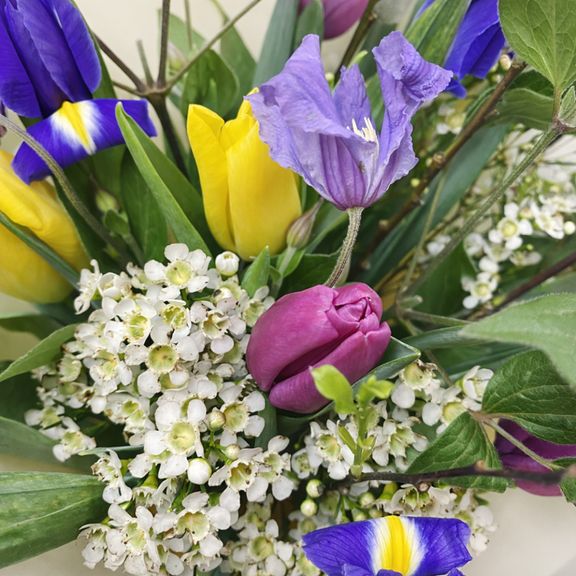 Букет из тюльпанов с ирисами, клематисом, ваксфлауэр и вербой