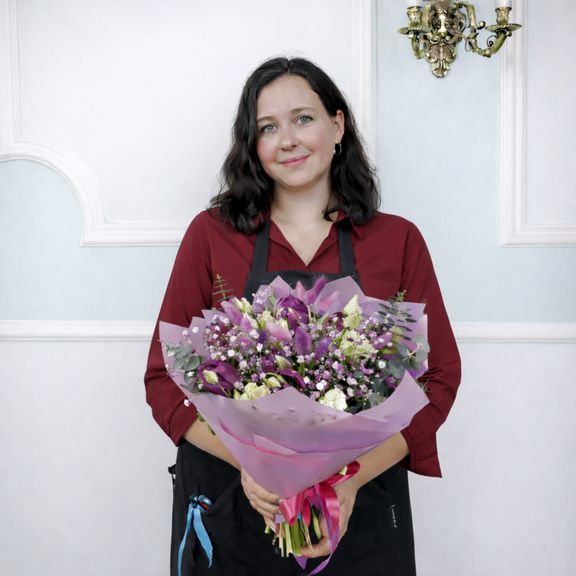 Букет тюльпанов с лизиантусом, гипсофилой, лагурусом и эвкалиптом