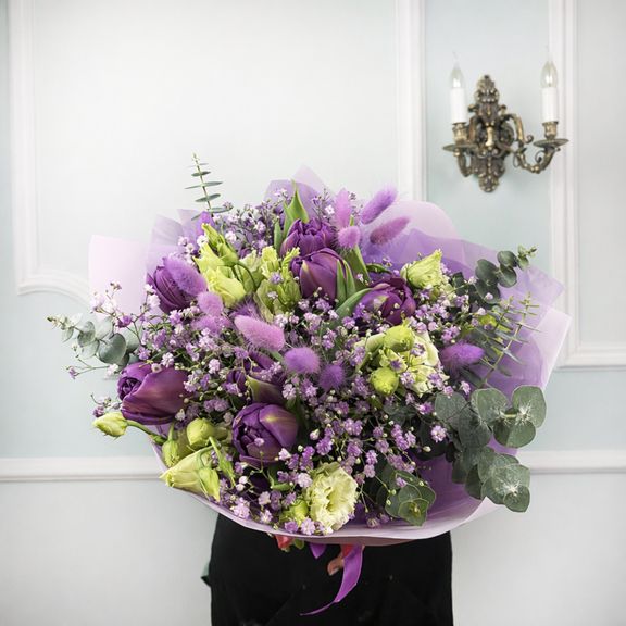 Букет тюльпанов с лизиантусом, гипсофилой, лагурусом и эвкалиптом