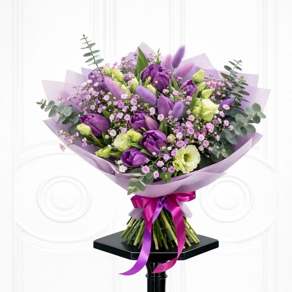 Букет тюльпанов с лизиантусом, гипсофилой, лагурусом и эвкалиптом