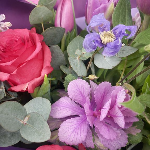 Букет из тюльпанов с розами, маттиолой, клематисом, сиренью, эвкалиптом и брассикой