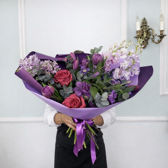 Букет из тюльпанов с розами, маттиолой, клематисом, сиренью, эвкалиптом и брассикой