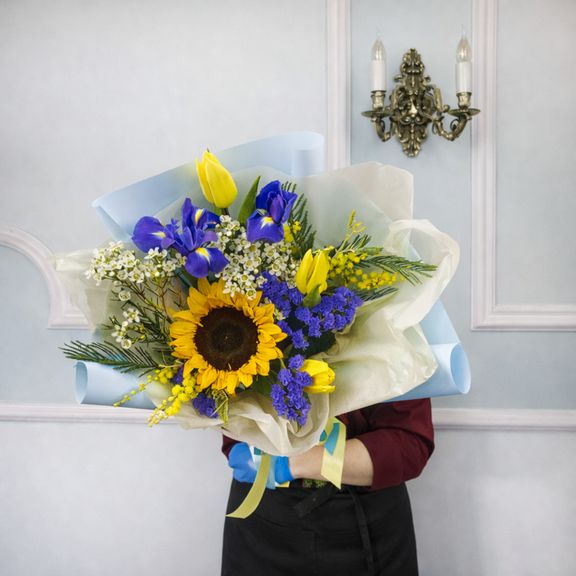 Букет из тюльпанов с ирисами, подсолнухом, мимозой и ваксфлауэр
