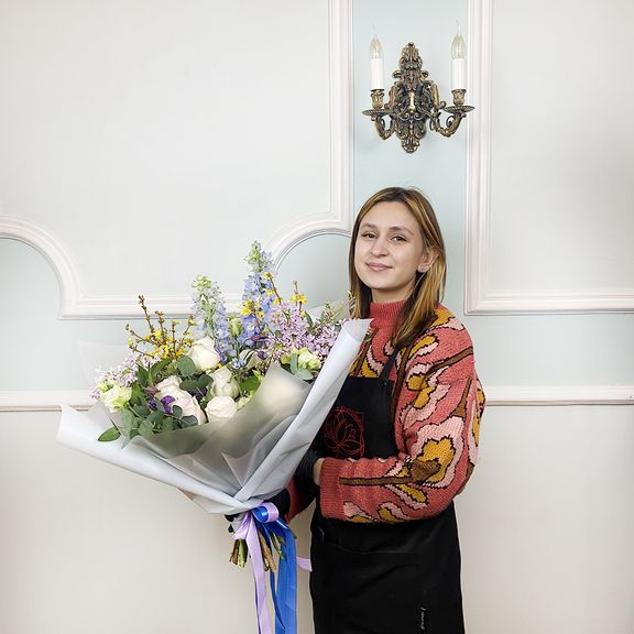 Букет из пионовидных роз с лизиантусом, дельфиниумом, форзицией и оксипеталумом