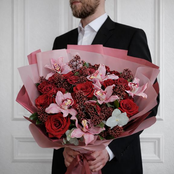 Букет красных роз с орхидеями, эвкалиптом и скиммией