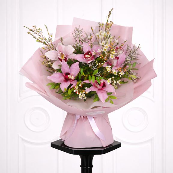 Букет орхидей с лимониум и ваксфлауэр