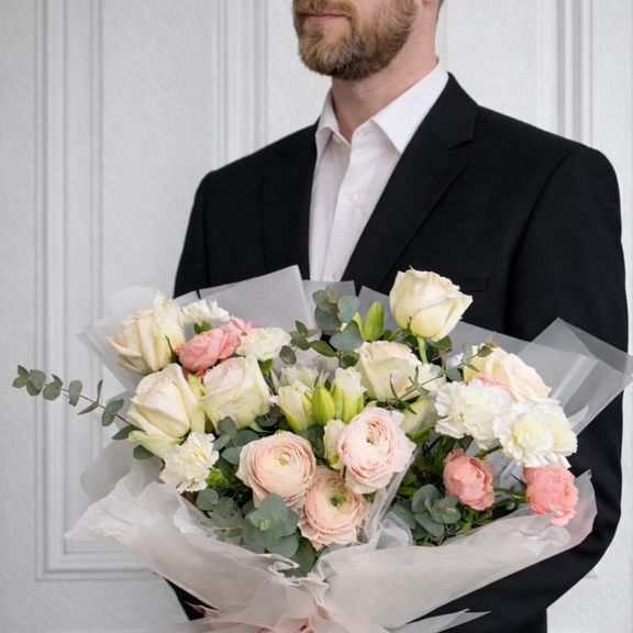 Букет с ранункулюсами, пионовидными розами и диантусами