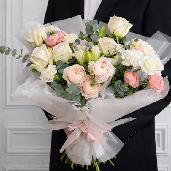 Букет с ранункулюсами, пионовидными розами и диантусами