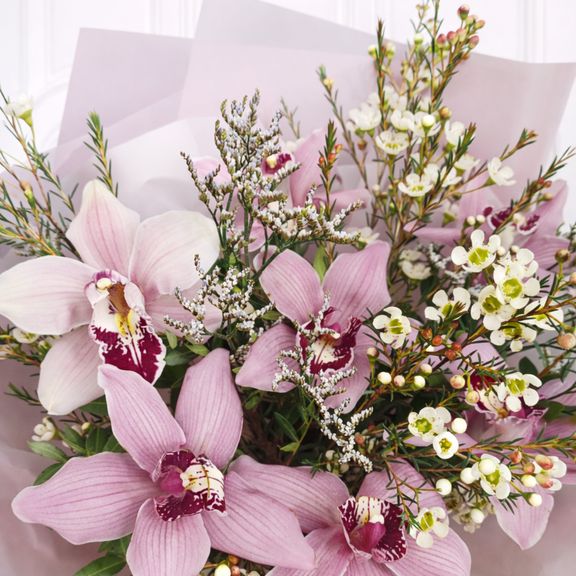 Букет орхидей с лимониум и ваксфлауэр